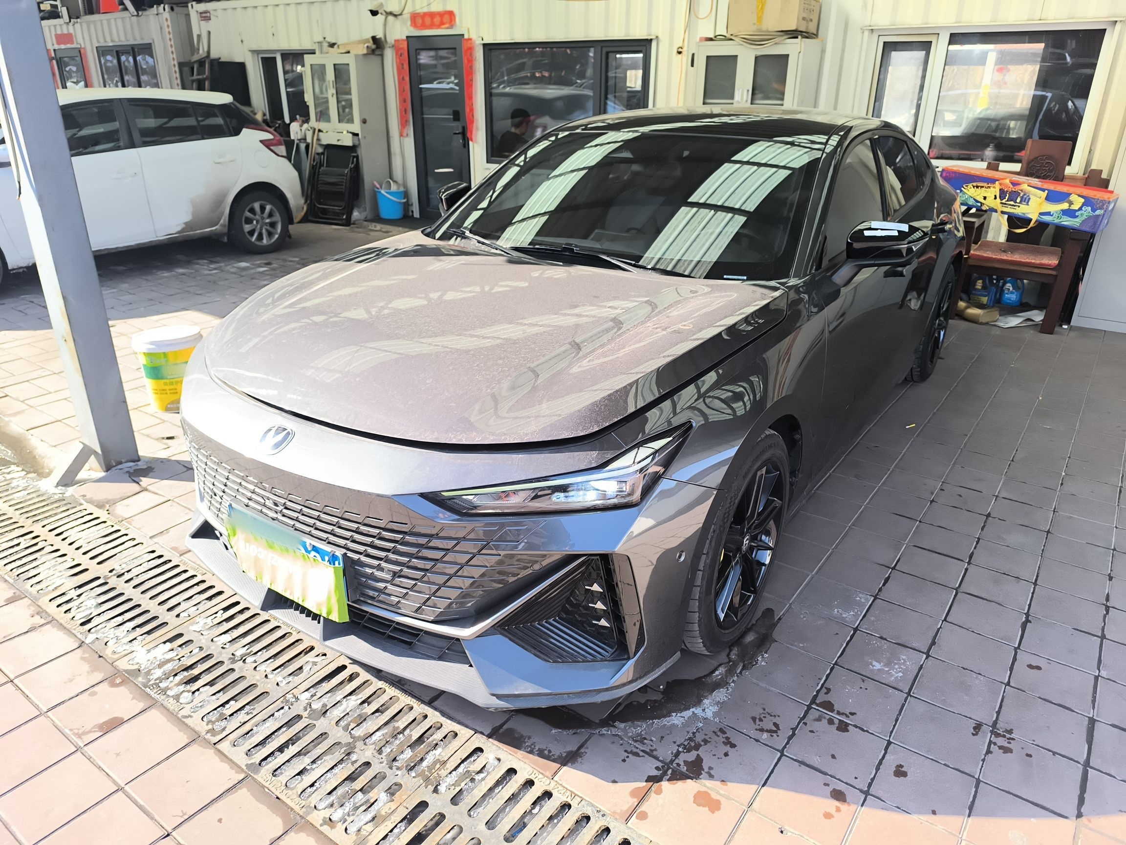 تحت مقدمة السيارة