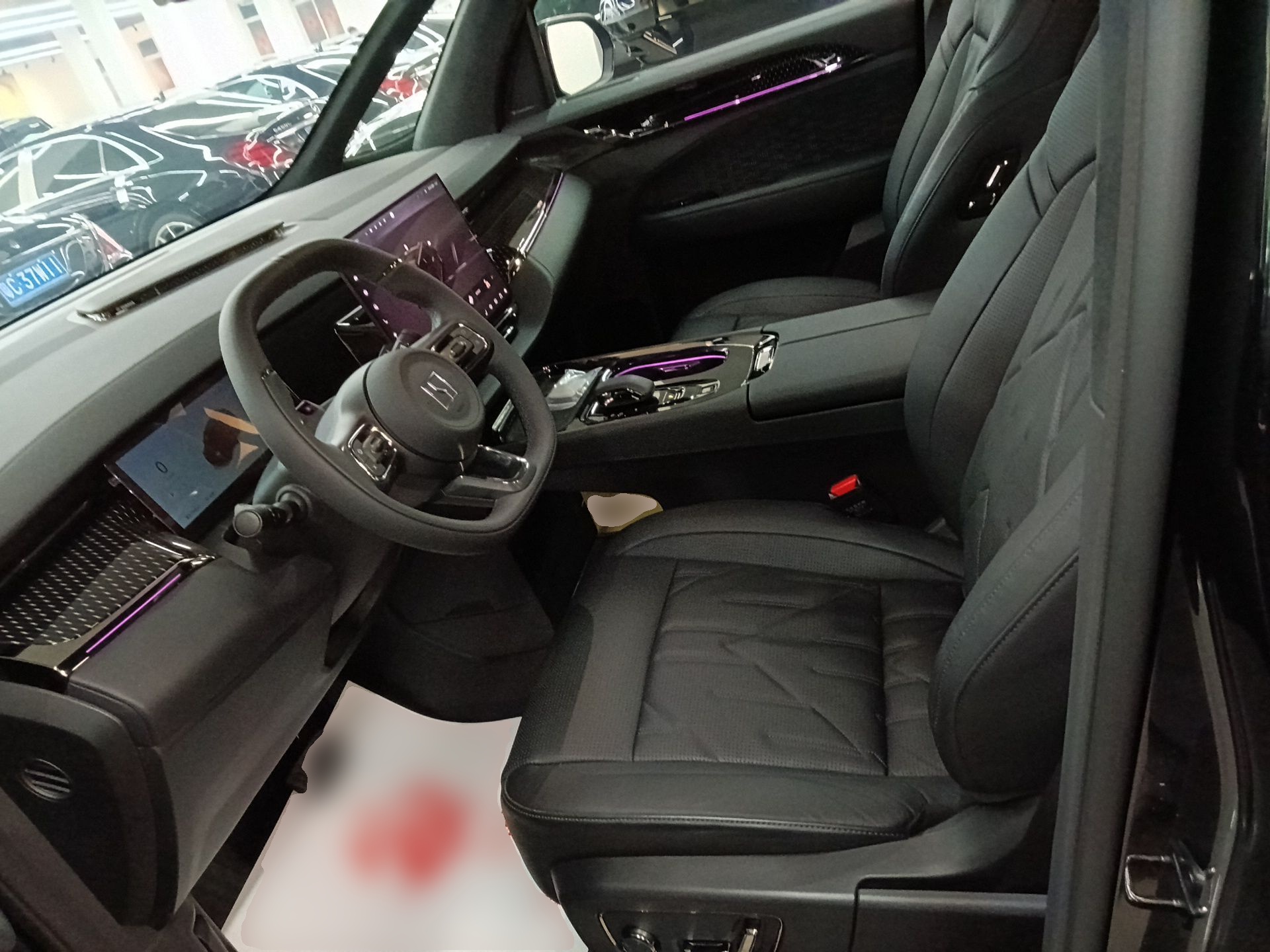 المقاعد الأمامية داخل السيارة