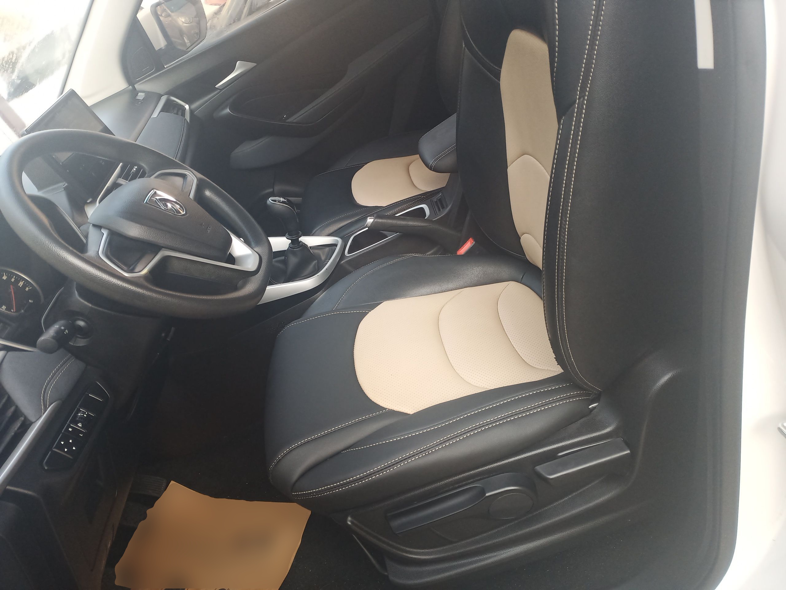 Переднее сиденье в автомобиле