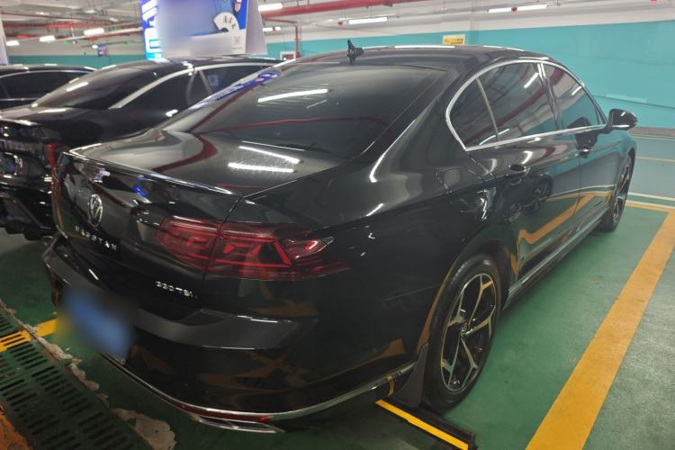 Used Volkswagen Magotan 2023 2 Million Units Limited Edition 330TSI DSG Leading Version
