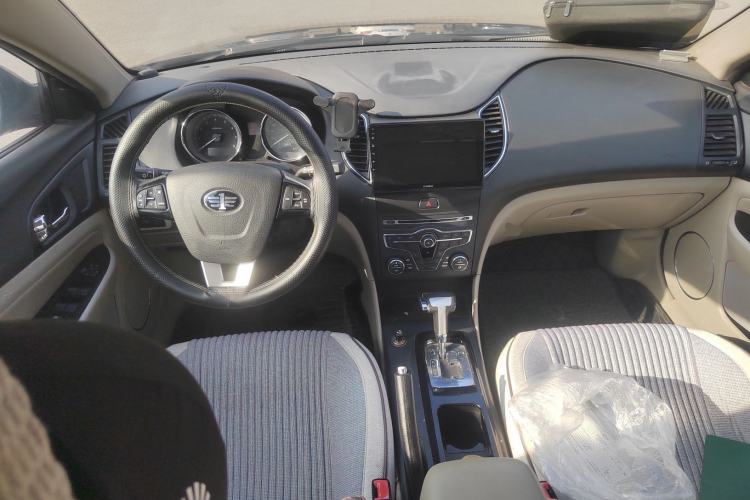 Used Bestune B50 2013 1.6L automatic luxury version Center Console