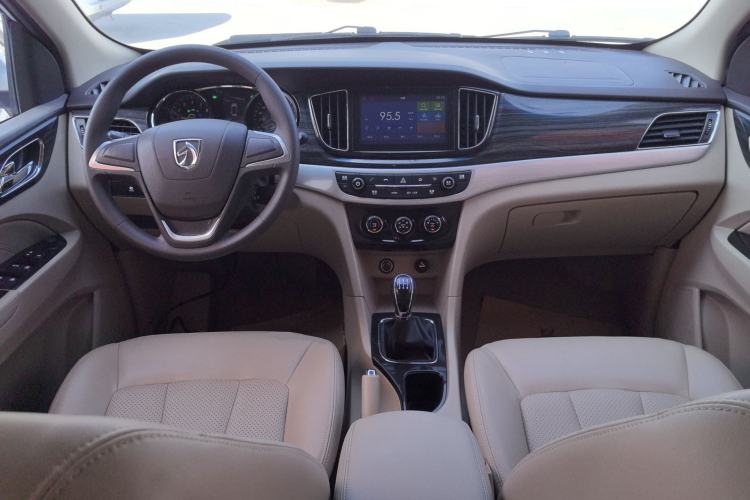 Used Baojun 730 2016 1.5L Manual Comfort Version 7 Seats China V Emission Standard Center Console