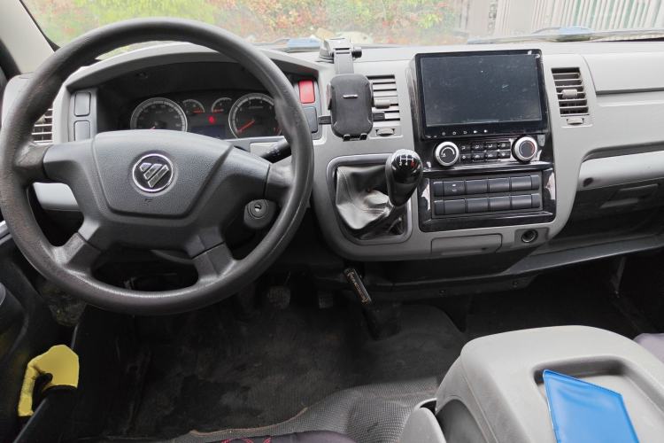 Used Foton Scenic G7 2016 2.0L Commercial & Travel Version Short Wheelbase High Roof – 4Q20M Center Console