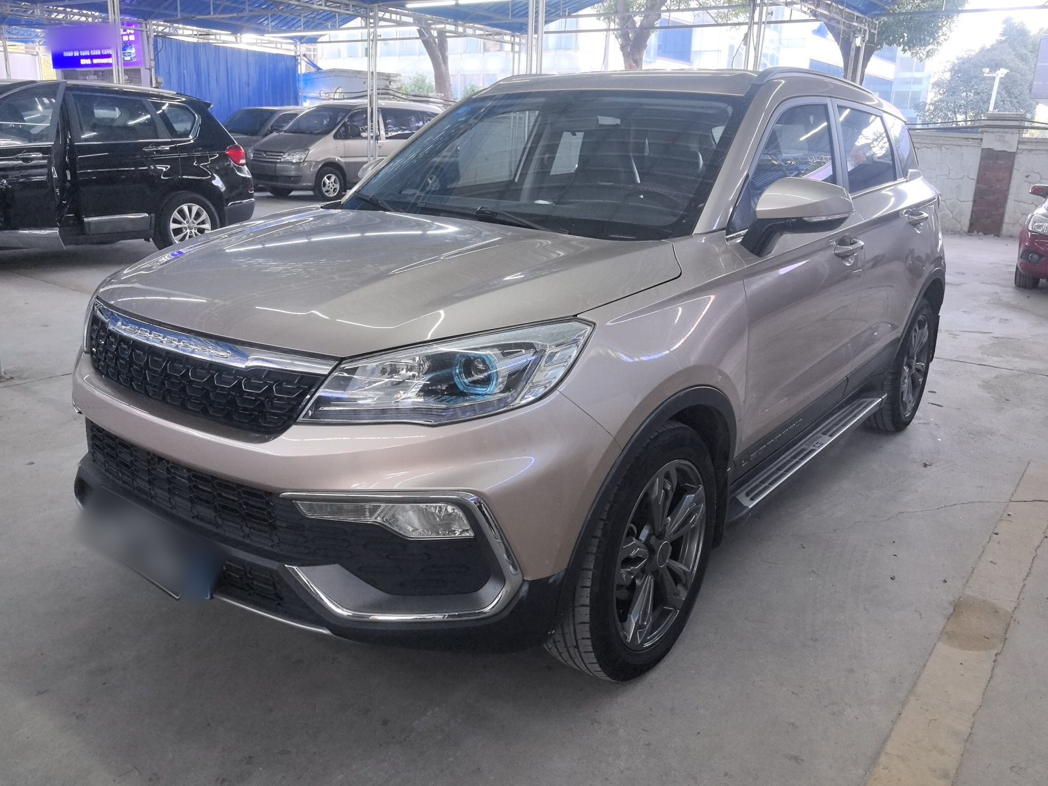 Под передней частью автомобиля