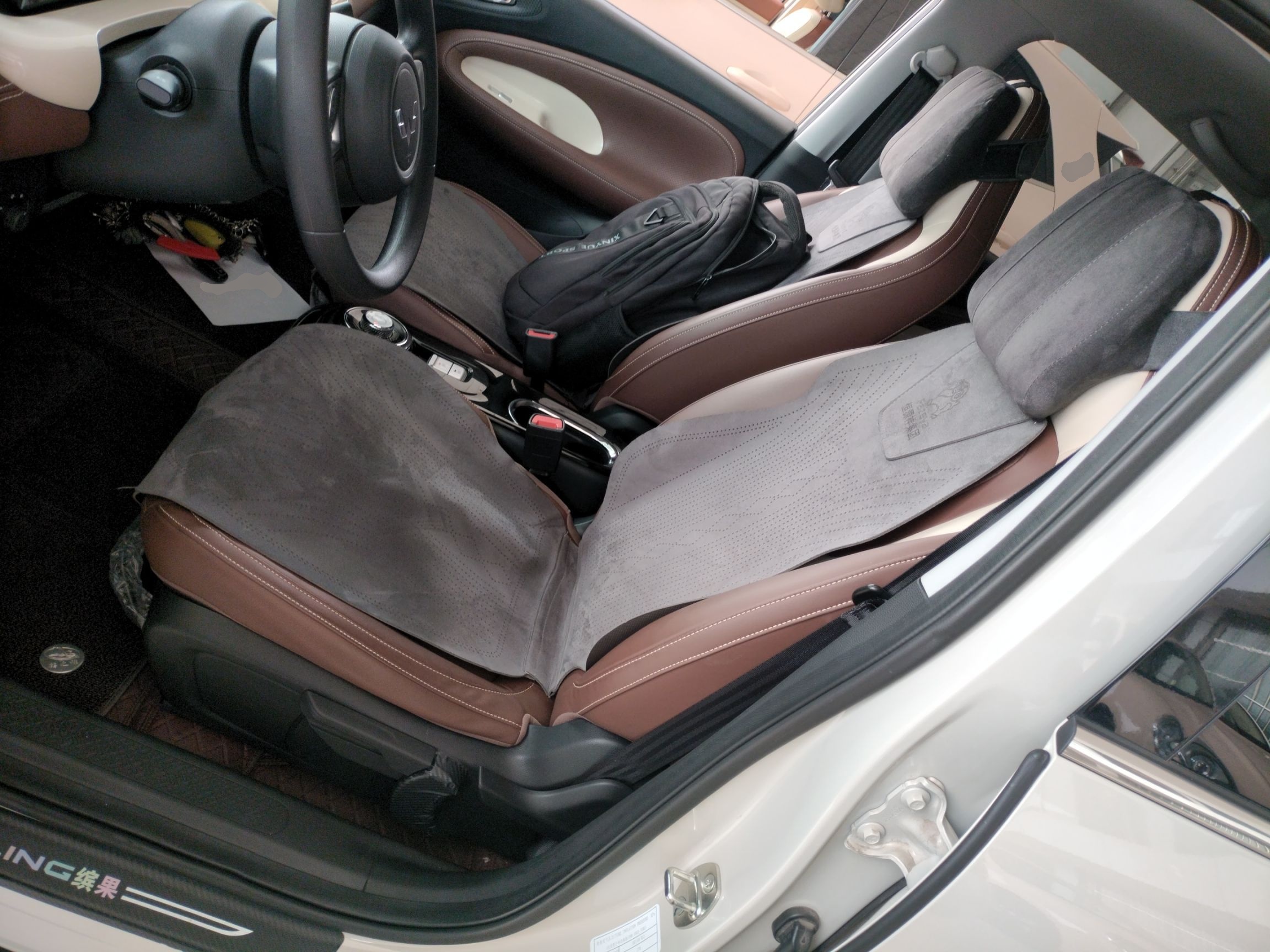 المقاعد الأمامية داخل السيارة