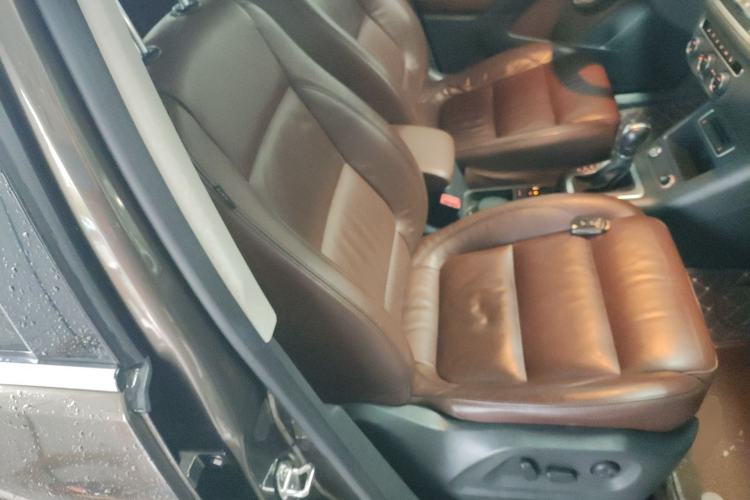 Used Volkswagen Tiguan 2016 300TSI Automatic All-Wheel Drive Luxury Edition Right Front Seat