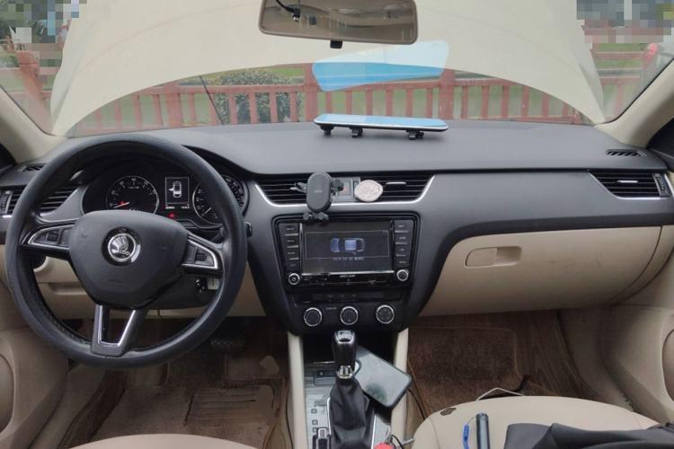 Used Skoda Octavia 2016 1.6L Automatic Smart Drive Edition Center Console