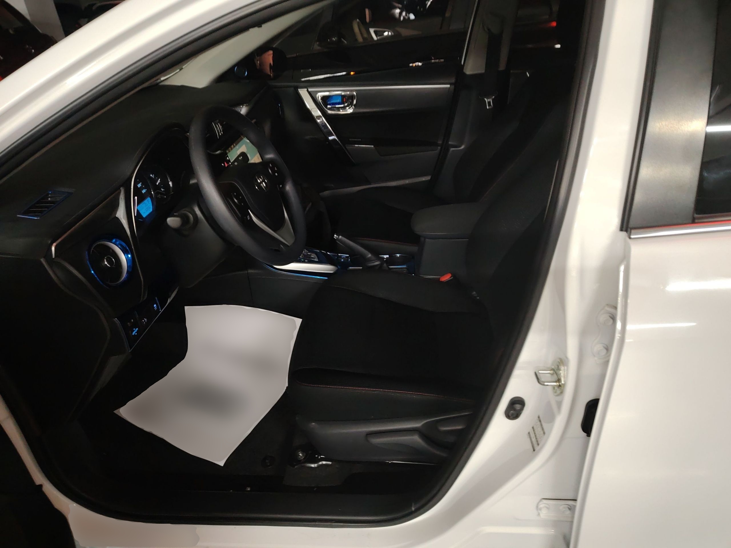 Переднее сиденье в автомобиле