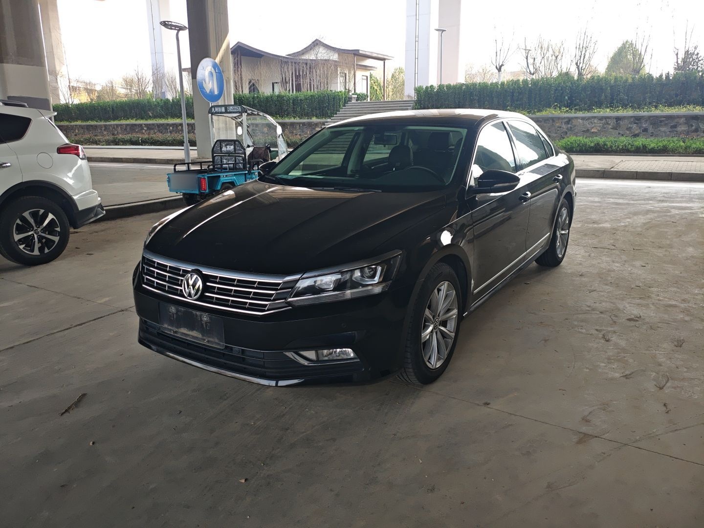 Под передней частью автомобиля