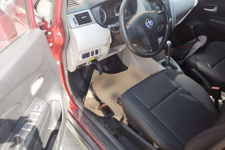 Used Venucia R50 2015 1.6L Automatic Fashion Edition
