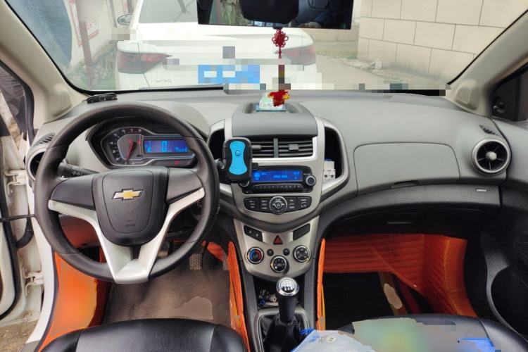 Used Chevrolet Aveo Sonic 2014 Sedan 1.4SL MT Comfort Edition Center Console