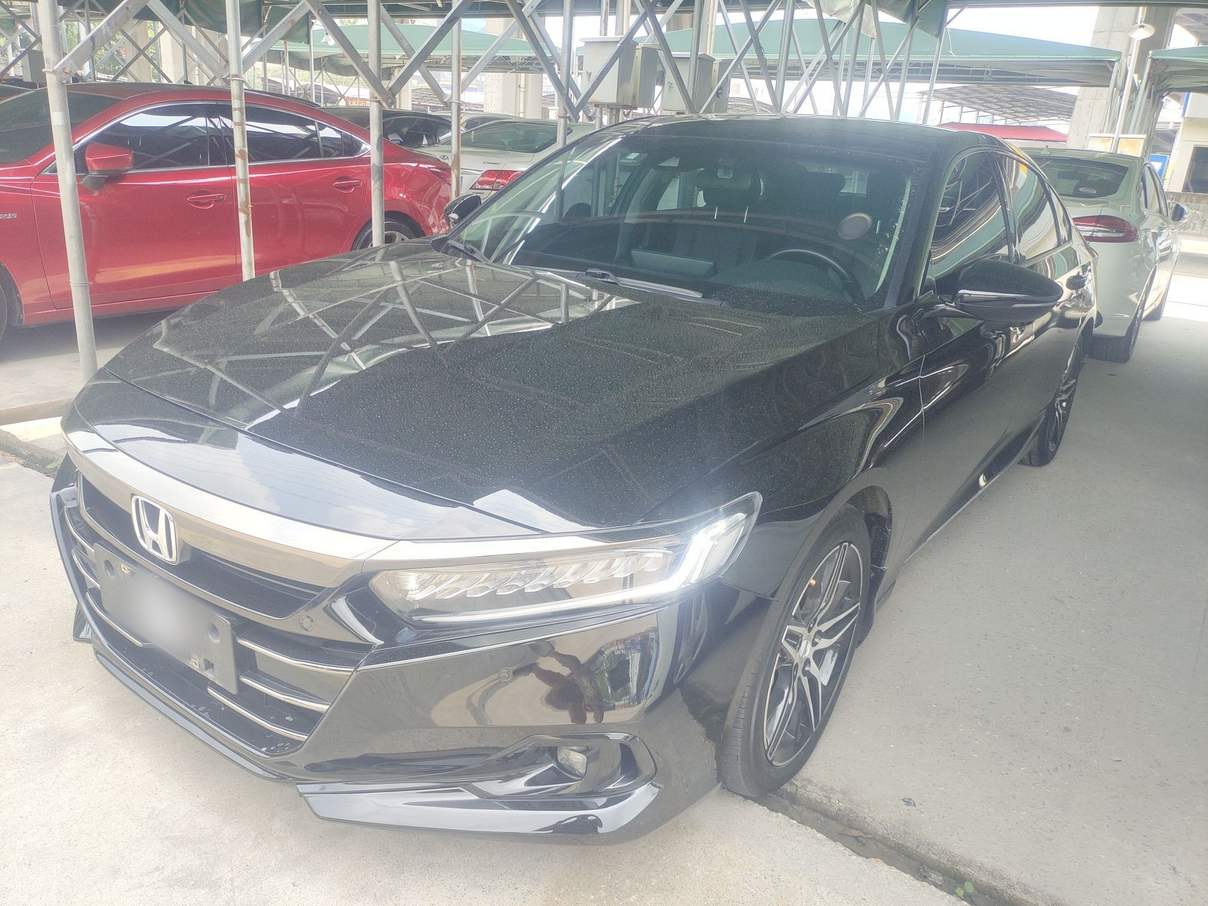 تحت مقدمة السيارة