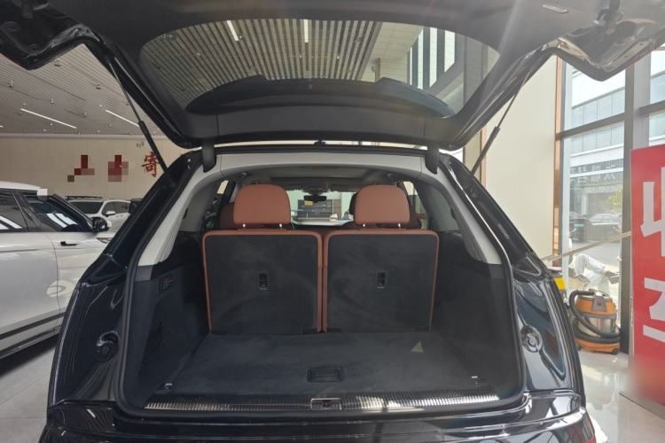 Used Audi Q7 2020 55 TFSI quattro S line sports model Trunk