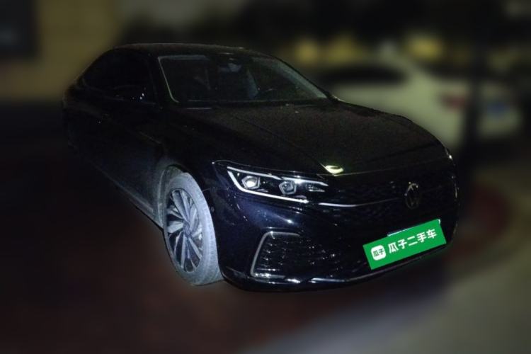 Used Volkswagen Passat 2022 330TSI Starry Luxury Edition Front Right 45 Deg