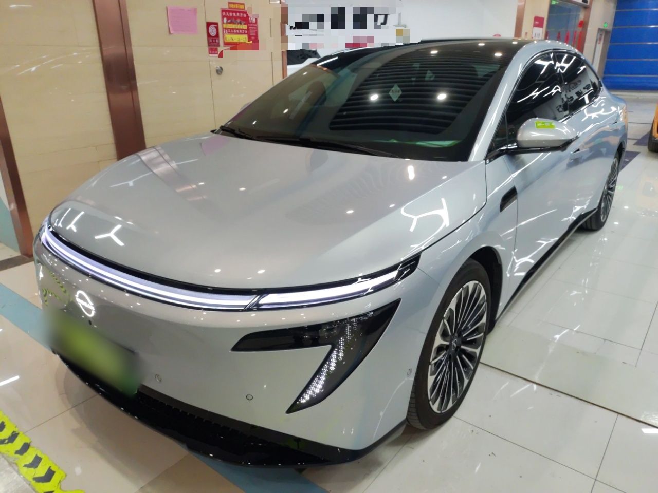 تحت مقدمة السيارة