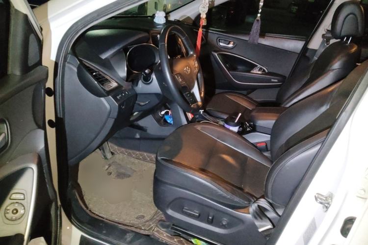 Used Hyundai Santa Fe 2015 2.4L Automatic Two-Wheel Drive Smart Version 5 Seats