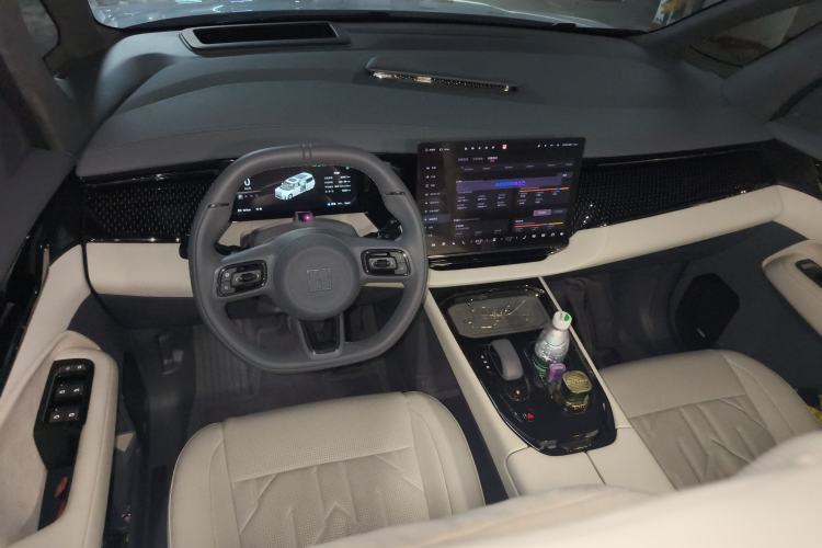 Used Zeekr 009 2024 Six-Seat Executive Version 4WD 108 kWh Center Console