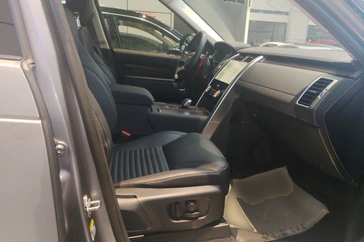 Used Land Rover Discovery 2023 300PS S Right Front Seat
