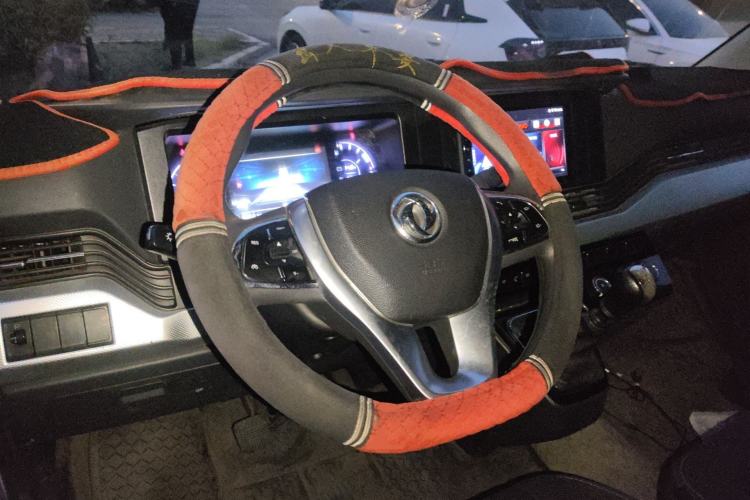 Used Dongfeng Yufeng 2023 V9+ 2.3T Manual Rear-Drive Cargo Van with Dual Rear Tires 3-Seater
