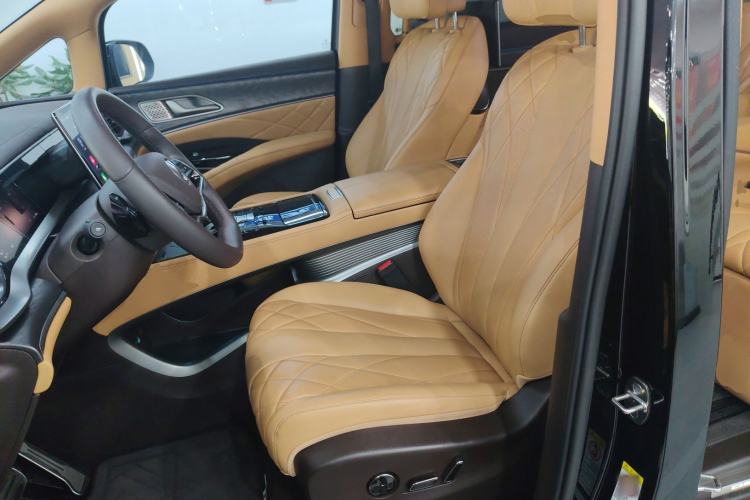 Used Denza D9 2025 DM-i Intelligent Drive 1020 Four-Wheel Drive Prestige Model
