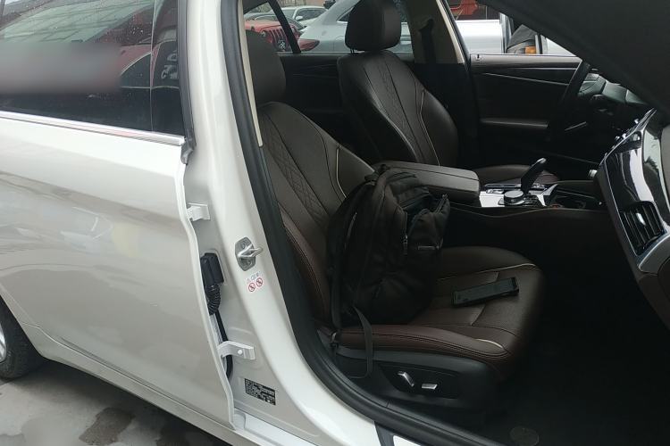 Used BMW 5 Series 2022 Restyled 525Li Luxury Package Right Front Seat