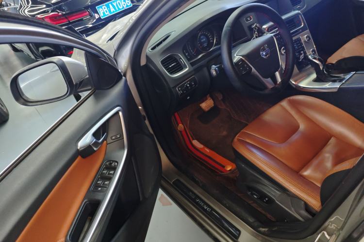 Used Volvo S60 2015 S60L 2.0T Zhiyuan Edition
