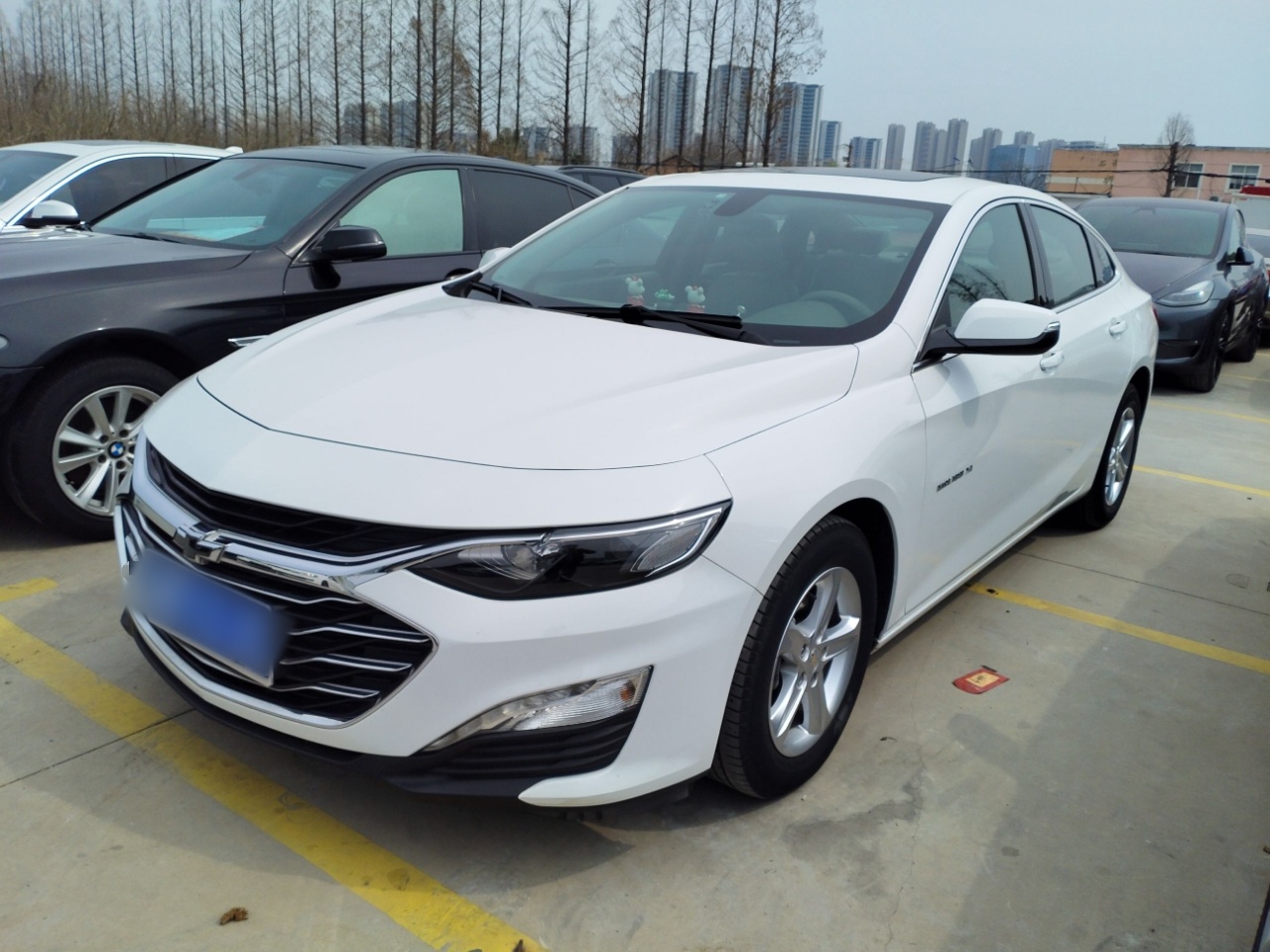 Под передней частью автомобиля