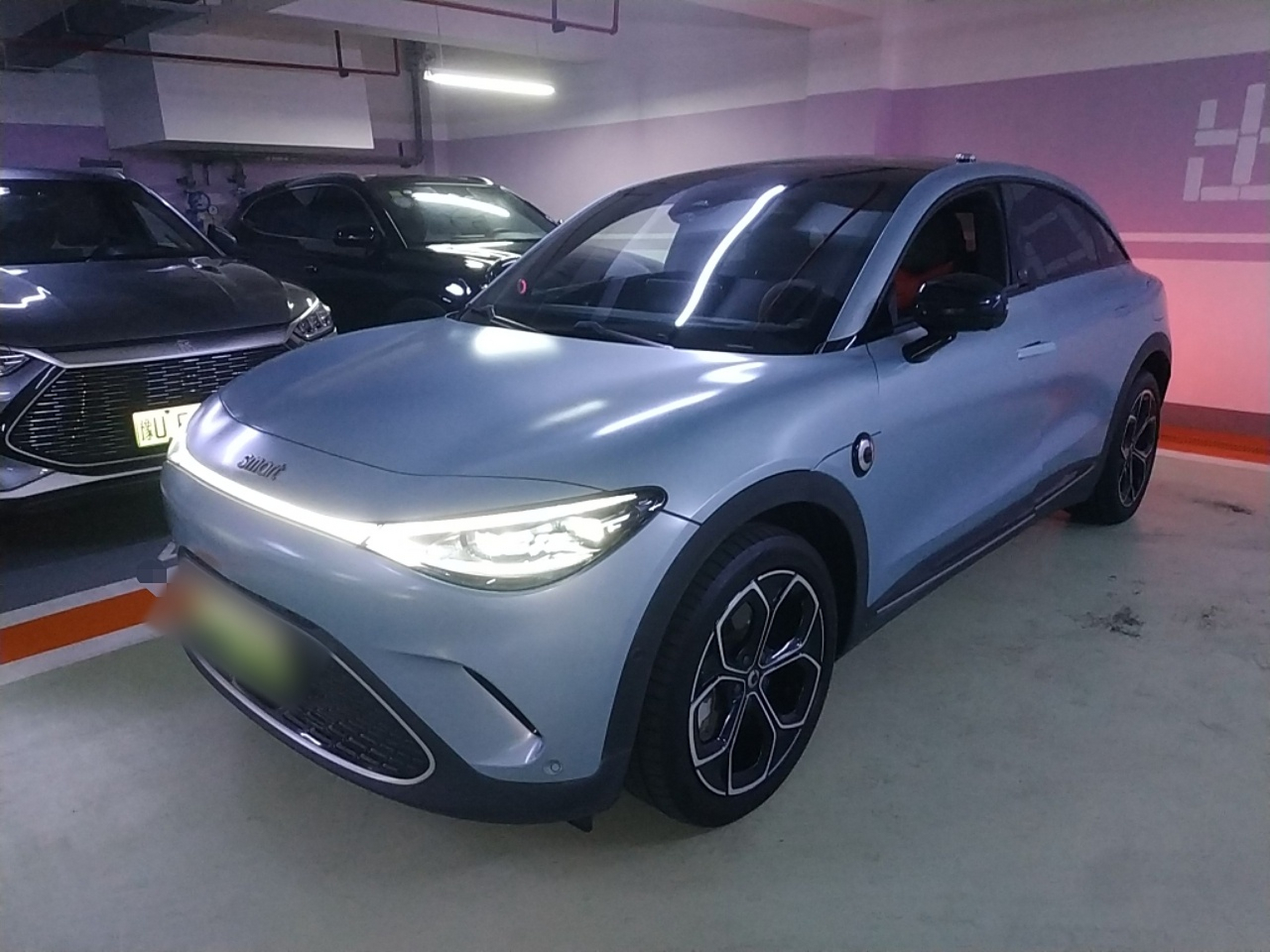 Под передней частью автомобиля