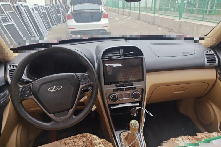 Used Chery Tiggo 2012 Elite Edition Facelift 1.6L Manual Comfort DVVT Center Console