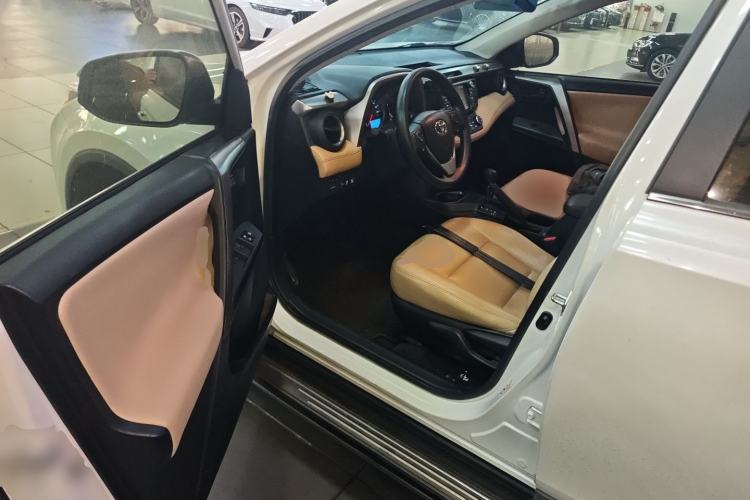 Used Toyota RAV4 2016 2.0L CVT Two-Wheel Drive Fashion Edition China V Standard
