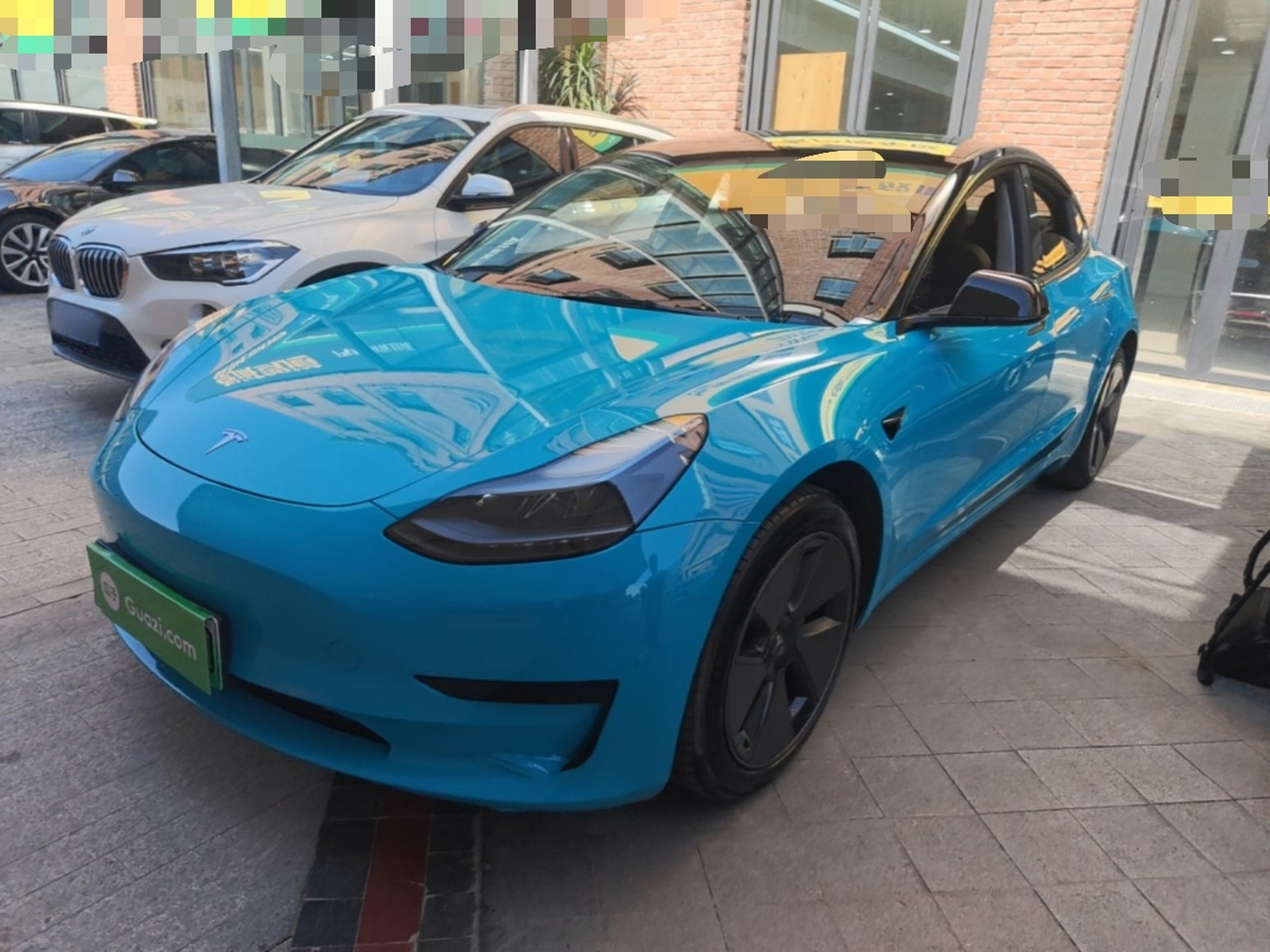 Unter der Vorderseite des Autos