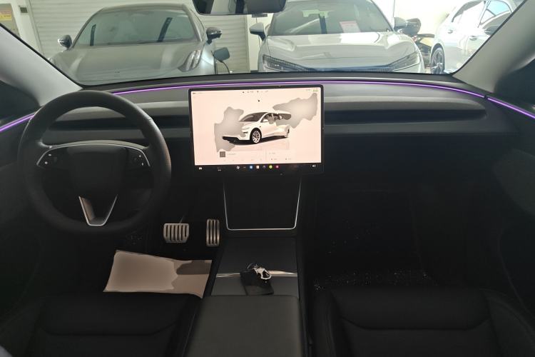 Used Tesla Model Y 2025 Rear-Wheel Drive First Edition Center Console