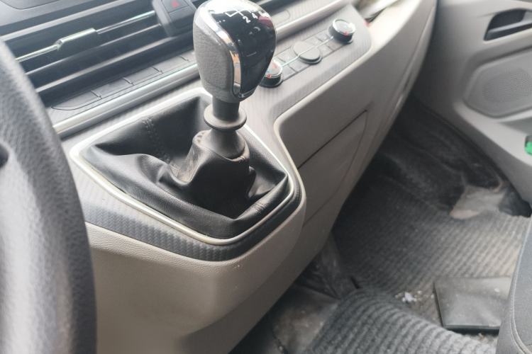 Used SAIC MAXUS Xintu V90 2020 2.0T Manual Yunjie Version Front-Wheel Drive with Single Rear Tire Short Wheelbase Mid-Height Design 6-Seater Gear Lever