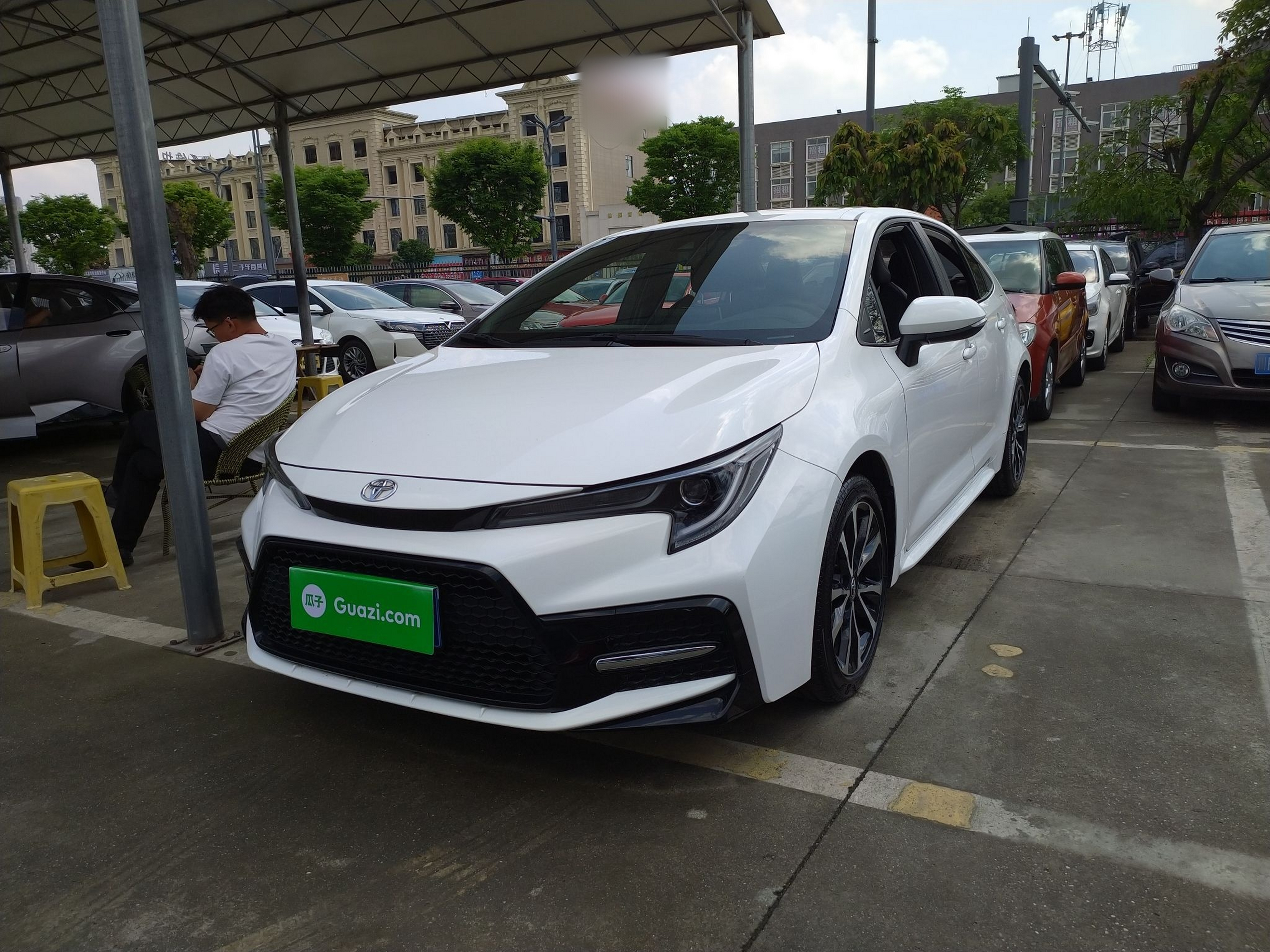 تحت مقدمة السيارة