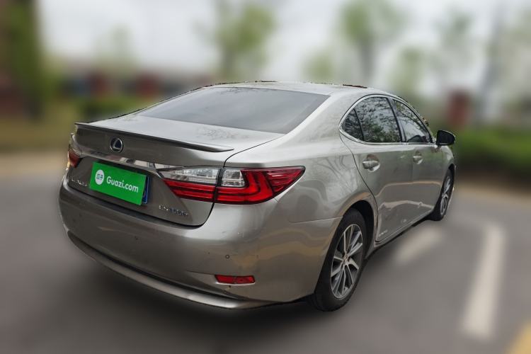 Used Lexus ES 2015 300h Comfort Edition Rear Right 45 Deg