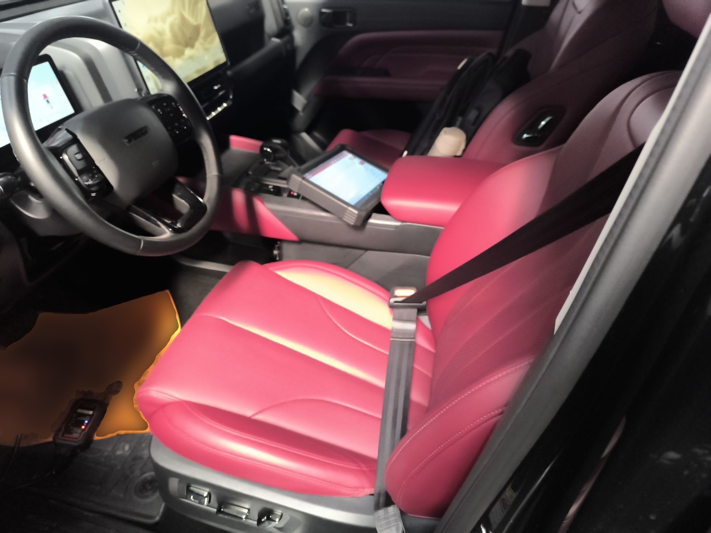 المقاعد الأمامية داخل السيارة