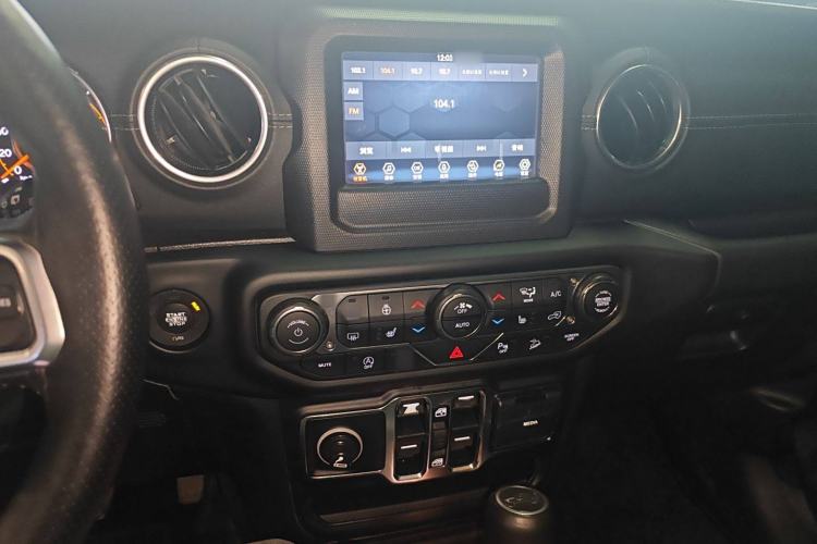 Used Jeep Wrangler 2019 2.0T Sahara Four-Door Brilliant Top Version China VI Emission Standard