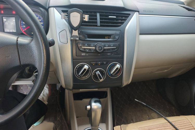 Used Venucia R50 2015 1.6L Automatic Fashion Edition Audio And AC Panel