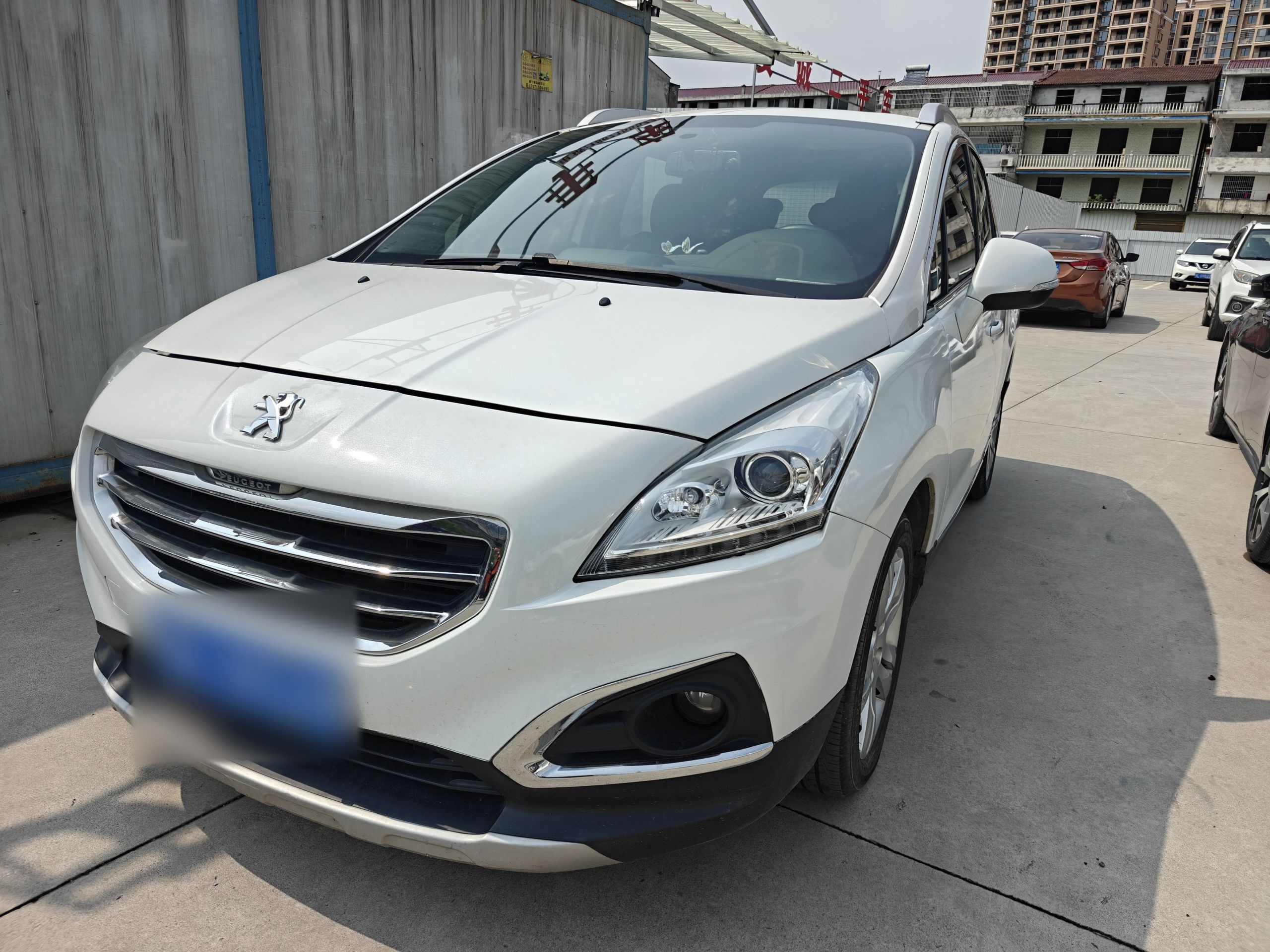 تحت مقدمة السيارة