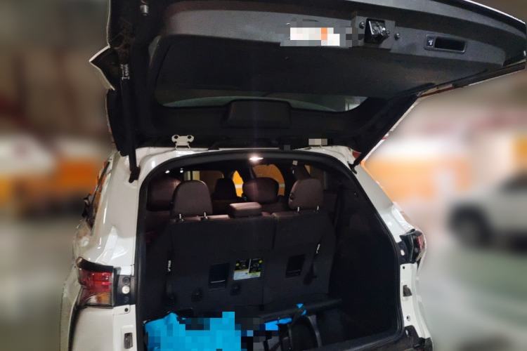 Used Toyota SIENNA 2023 2.5L Hybrid Platinum Edition Trunk