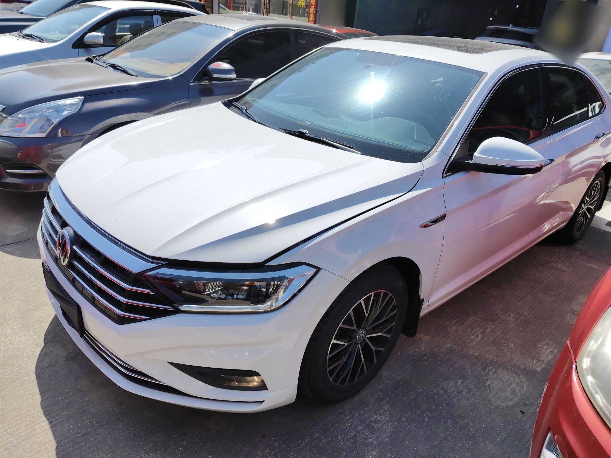 تحت مقدمة السيارة