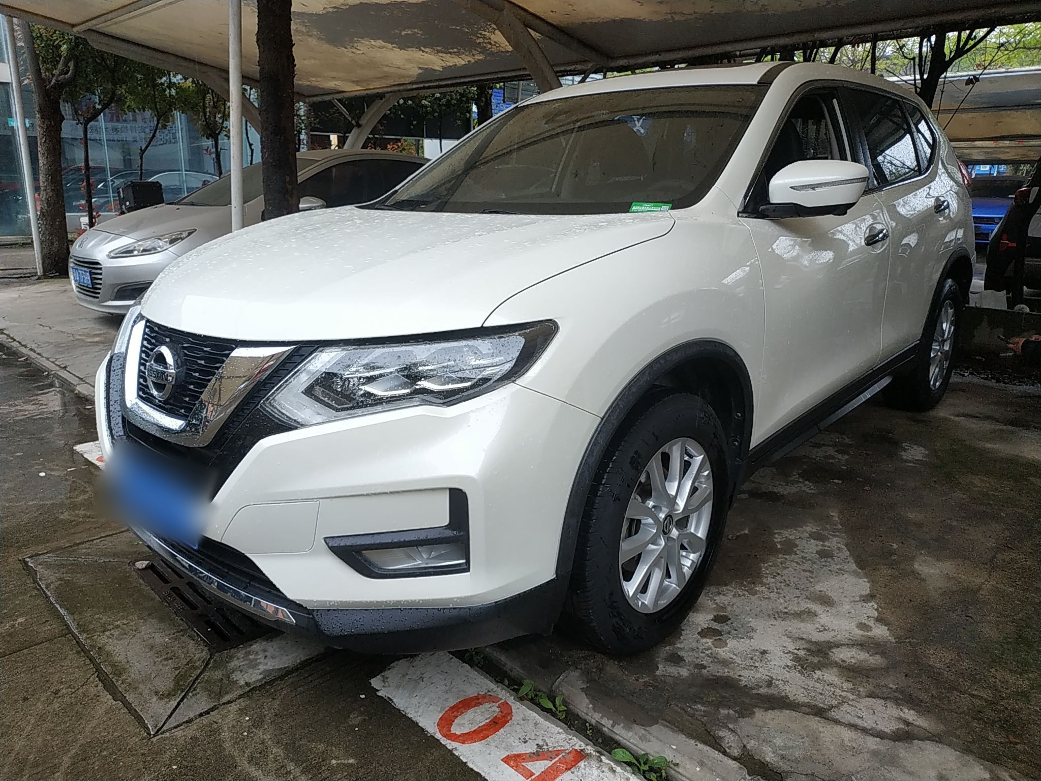 Под передней частью автомобиля