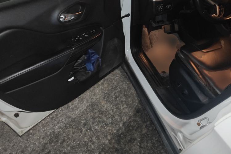 Used Jeep Cherokee 2016 2.4L Leading Smart Version
