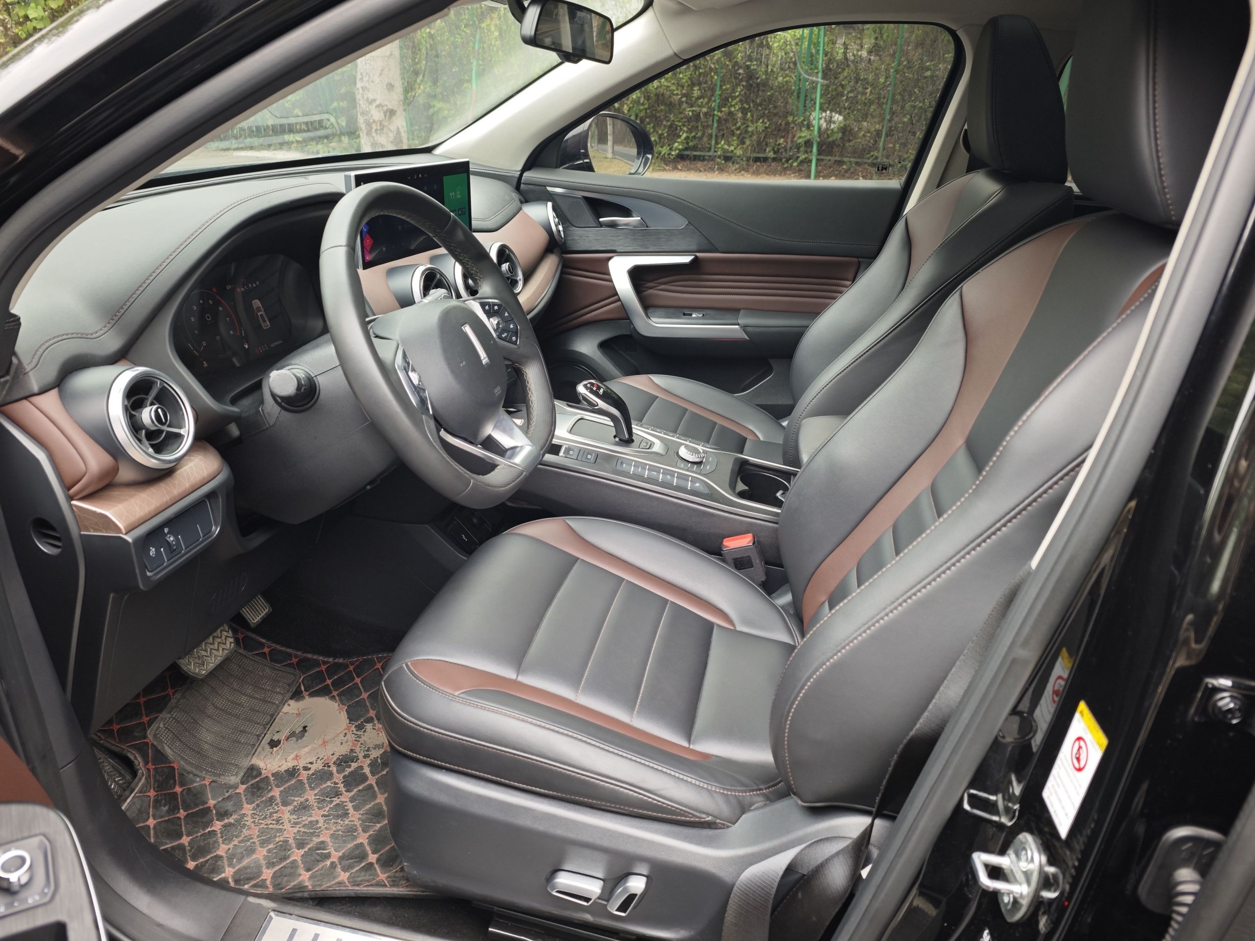 المقاعد الأمامية داخل السيارة