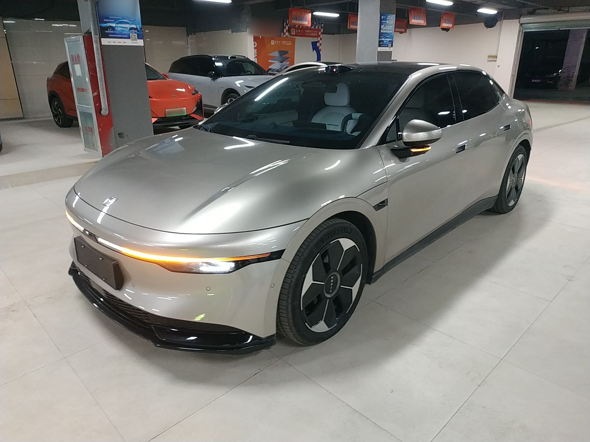 تحت مقدمة السيارة