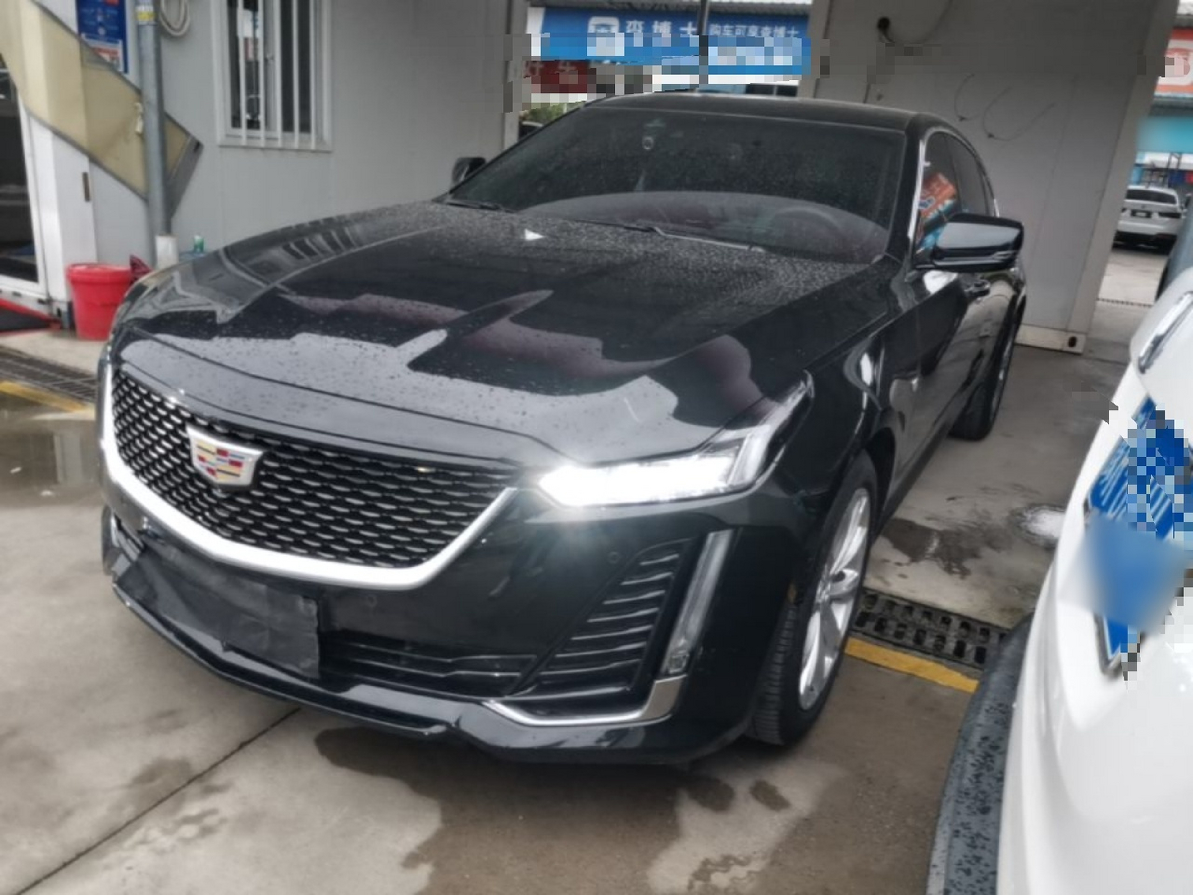 Под передней частью автомобиля