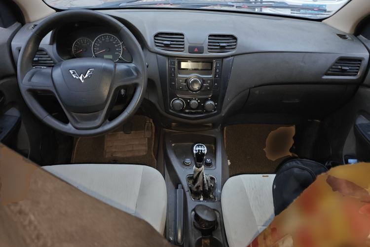 Used Wuling Hongguang 2015 1.5L S Base Model China IV Center Console