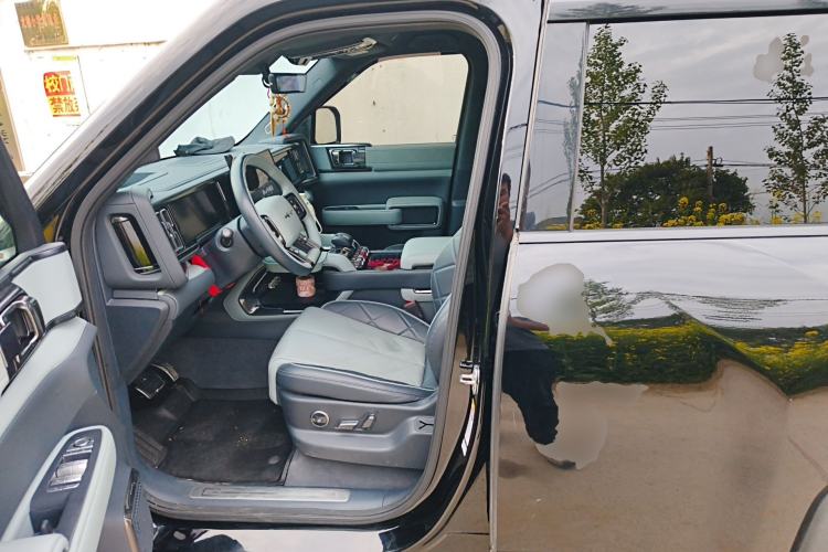 Used Formula Leopard 5 2023 Navigator Edition Left Front Seat