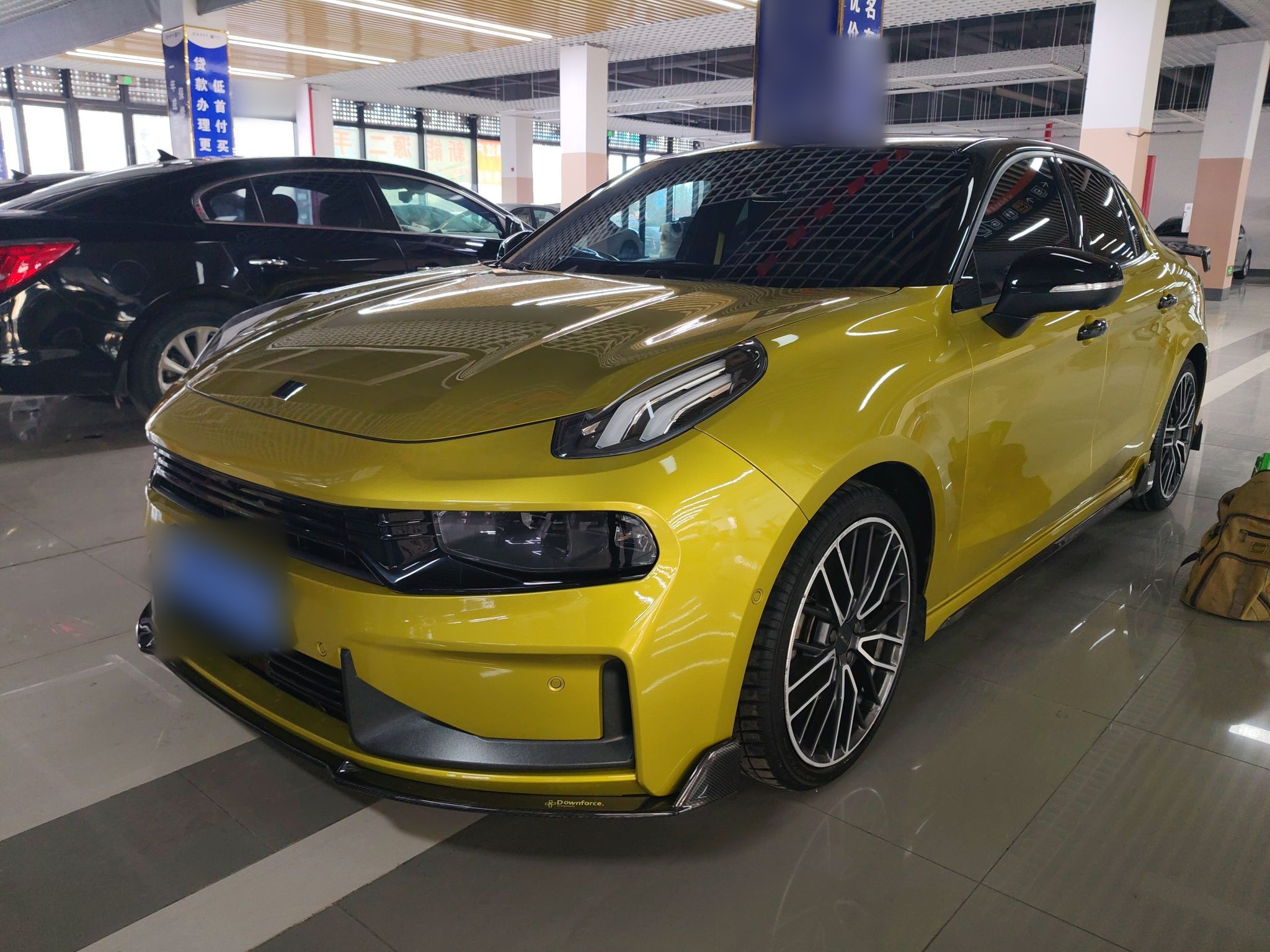 تحت مقدمة السيارة