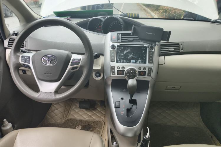 Used Toyota Verso 2014 Starlight 180G CVT Luxury Edition Center Console